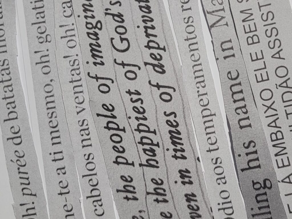 Tiras de papel rasgado com fragmentos de texto em português e inglês dispostas diagonalmente em escala de cinza.